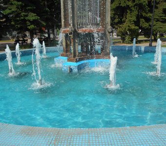 Струи фонтана в Серпухове
