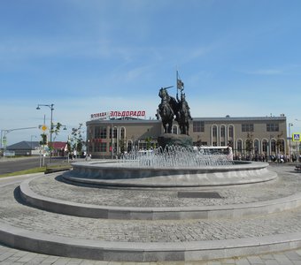Фонтан с памятником у здания вокзала в Серпухове