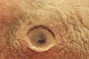Этот странный кратер на Марсе похож на огромный жуткий глаз