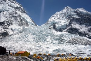 Непалу придется перенести базовый лагерь Эвереста из-за тающего ледника