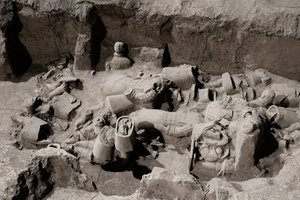 Археологи раскопали в Китае больше тысячи древних гробниц