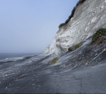 Туманное утро на Белых скалах острова Итуруп