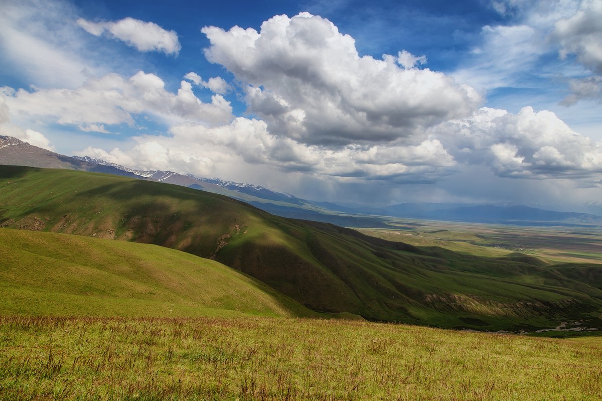 Межгорная долина это. Суусамыр Долина. Суусамырская Долина Киргизия. Горы Суусамыр. Река Суусамыр.