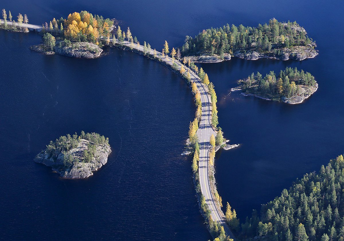 Фото: Дорога, идущая через озеро недалеко от Савонлинны, Финляндия.