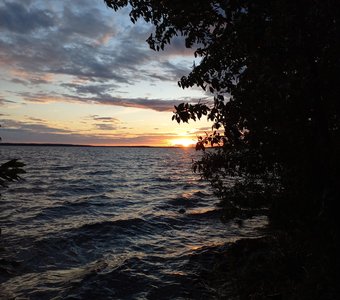 Летний закат на озере Волго