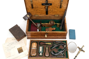 Набор для убийства вампиров XIX века продали на аукционе