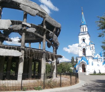Ротонда и Владимирский храм