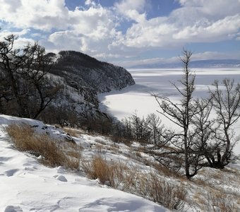 Снежные берега озера Байкал