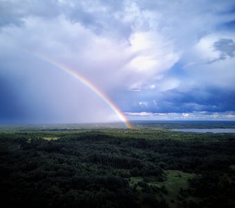 Радуга между ливнем и солнцем