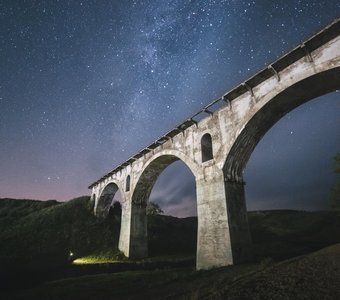 Звёздная небо над заброшенным мостом