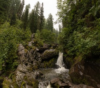 Водопад в горах