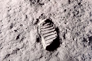 На поверхности Луны удалось разглядеть следы первых астронавтов