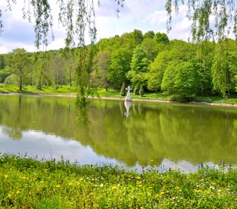 Озеро весной на территории Аланского монастыря.