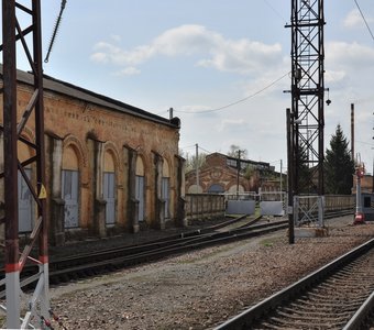 Железнодорожная станция в Саратовской области. Старинные здания депо.
