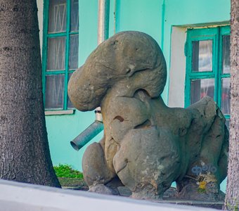 скульптура около Курского областного краеведческого музея.