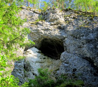 Пещера под вершиной скалы.