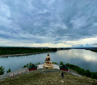 Оберегающая статуя Будды на берегу слияния реки Енисей
