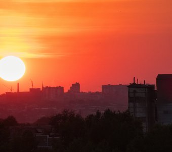 Закатное солнце над мегаполисом