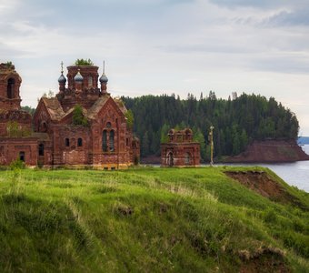 Храм Петра и Павла, стоящий на высоком берегу реки Камы