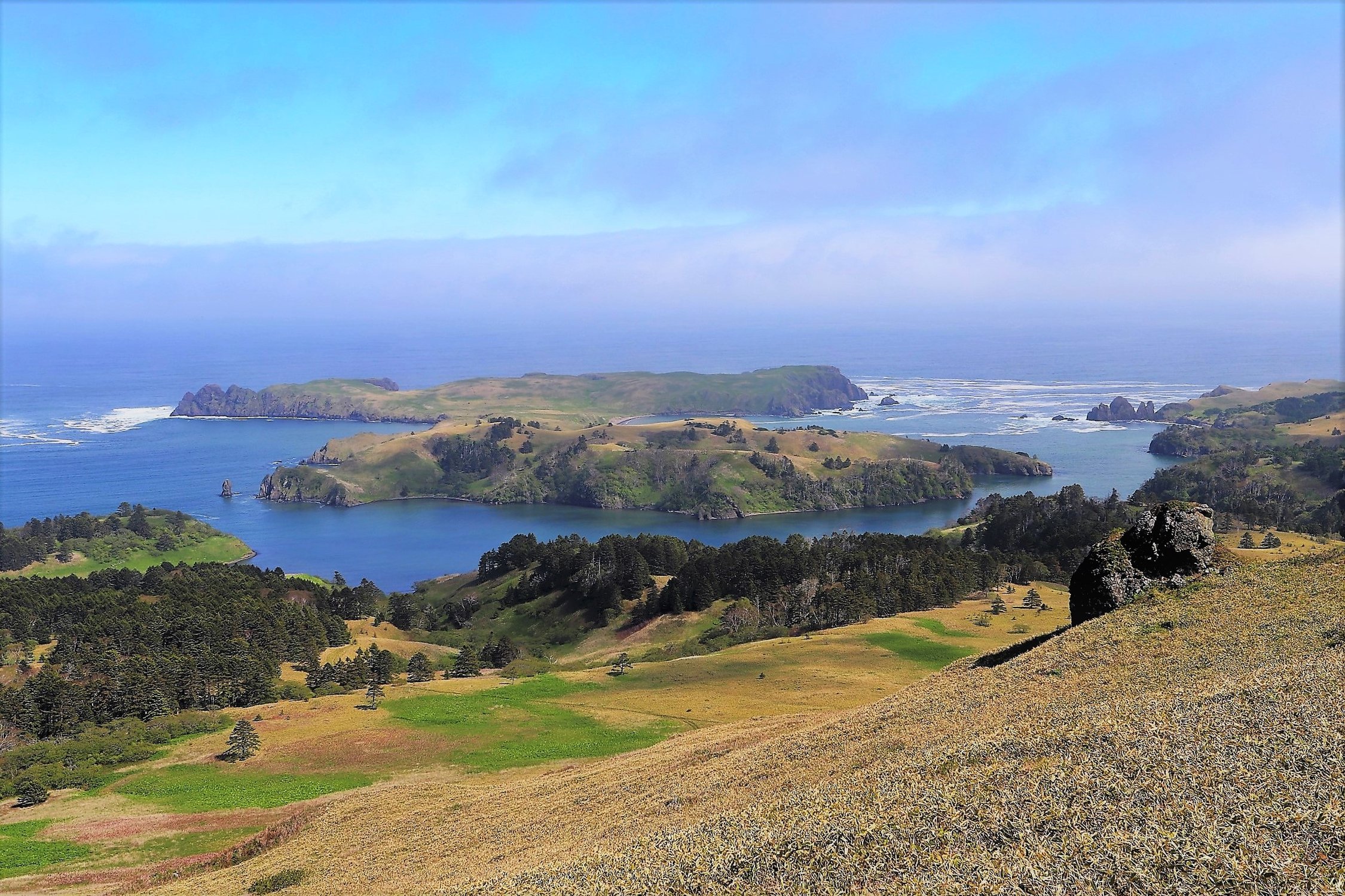 Вид на бухту Айвазовского  и остров Девятый Вал, Южные Курилы