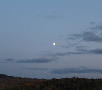 Месяц в небе