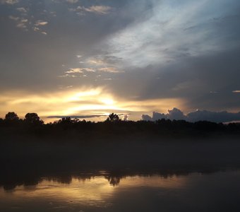 Закат над водой