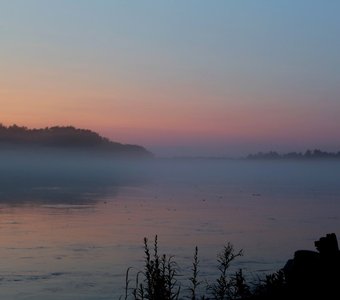 Речная гладь в лучах заката