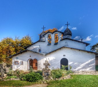 Церкви "близнецы"- храм, состоящий из двух соединенных общей стеной церквей — Покрова и Рождества Богородицы.Псков.