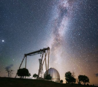 Телескоп БТА на фоне Млечного пути