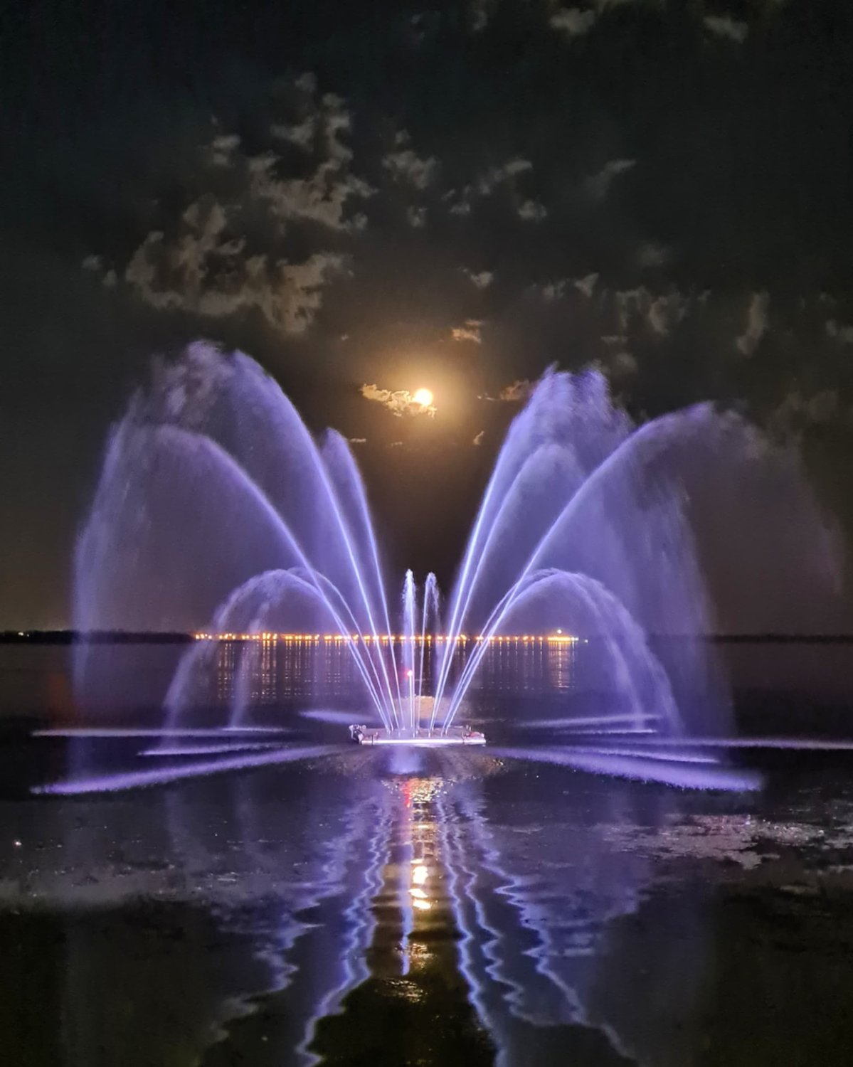 сердце волги. сердце волги. фонтан волга в астрахани. сердце волги. фонтан на набережной саратов.