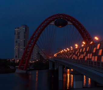 Живописный мост в ночь
