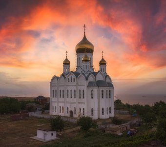 Храм белокаменный