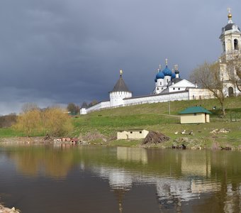 Стены древнего монастыря