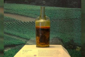 В этой 1700-летней запечатанной бутылке есть вино (и его можно пить хоть сейчас)