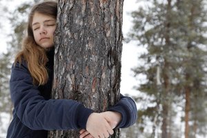 В Финляндии прошел чемпионат мира по обниманию деревьев