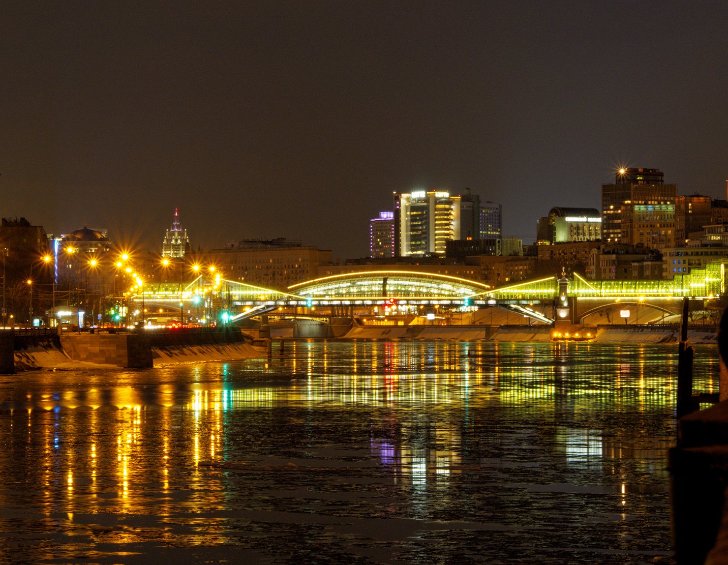 Tagged bridge. Бородинский мост в Москве. Камышин Бородинский мост фото.