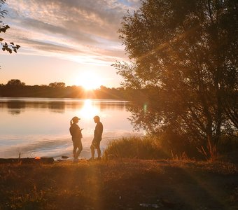 Романтическая парочка на берегу