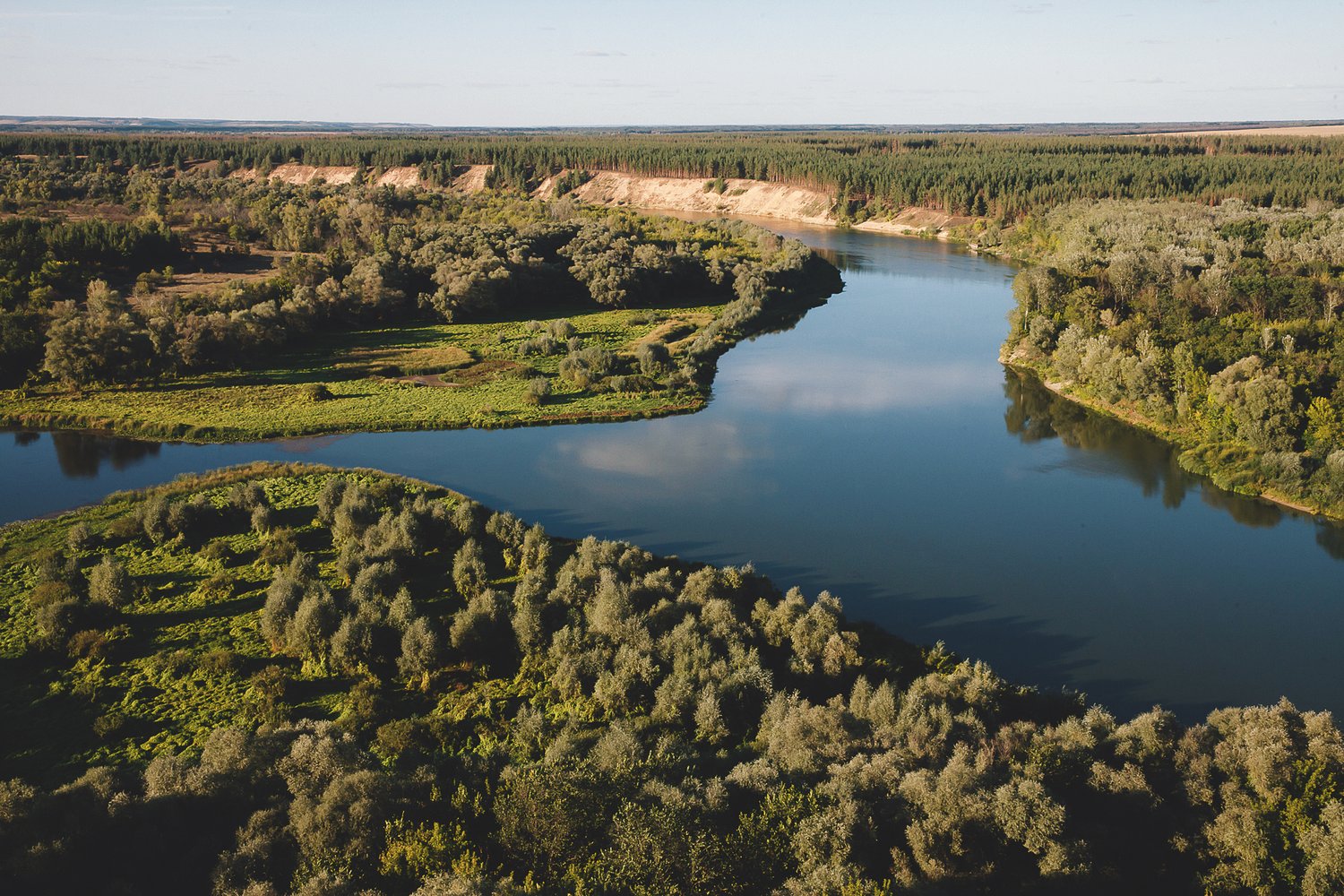 Много река