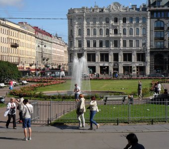 Площадь перед Казанским собором в Санкт-Петербурге