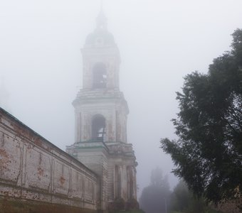 Колокольня. Туман. Ростов Великий.