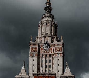 Мгу на фоне темного неба