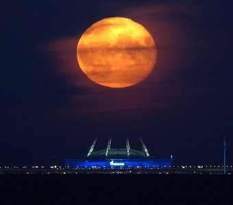 Луна над Петербургом