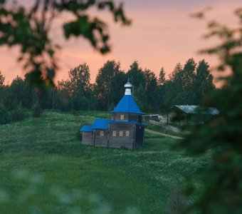 Часовня в летнем закате ..