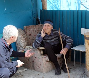 Беседа двух поколений осетин.