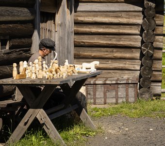 Мастер, изготавливающий деревянные игрушки