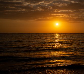Восход солнца на Каспийском море