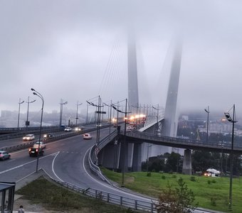 Мосты Владивостока тают в туманной дымке