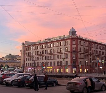 Здание в закате