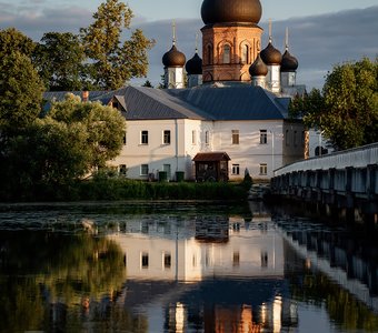 В зеркале Введенского озера