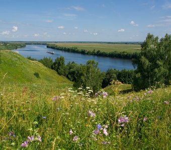 Река, крутые берега